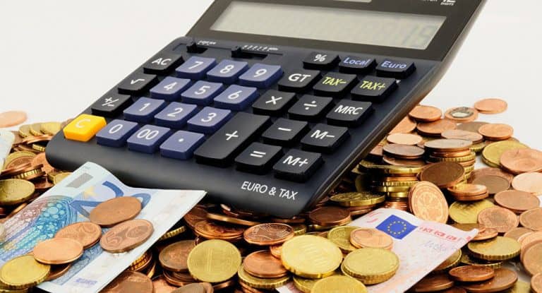 Мінімальна гідна заробітна плата в Чехії становить 32 438 крон до вирахування податків