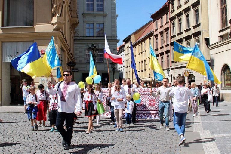 У Празі відбувся марш українців у національних костюмах