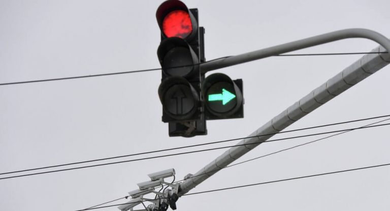 У Чехії хочуть дозволити поворот праворуч на червоний сигнал світлофора