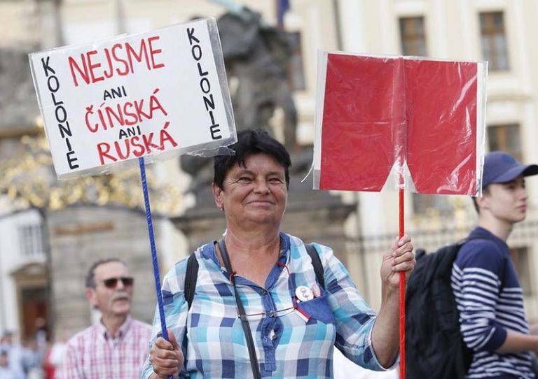 «Ми не російська колонія»: в Празі пройшов мітинг проти чинного президента